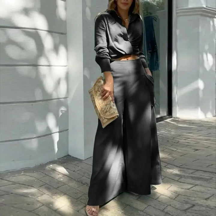 Summer outfit with knotted blouse and high-waisted palazzo trousers