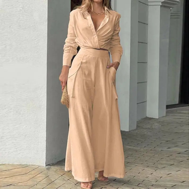 Summer outfit with knotted blouse and high-waisted palazzo trousers