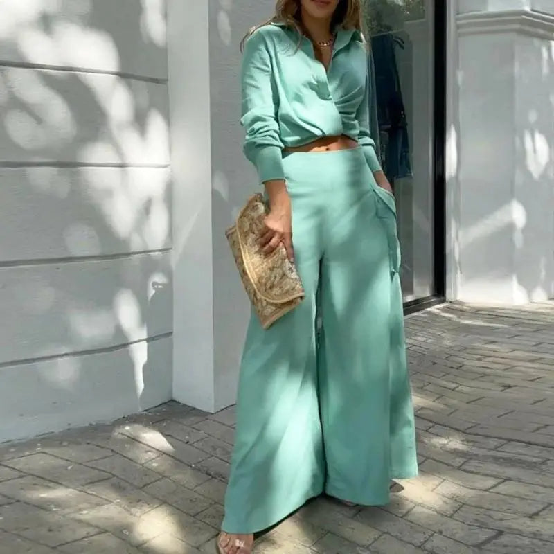 Summer outfit with knotted blouse and high-waisted palazzo trousers
